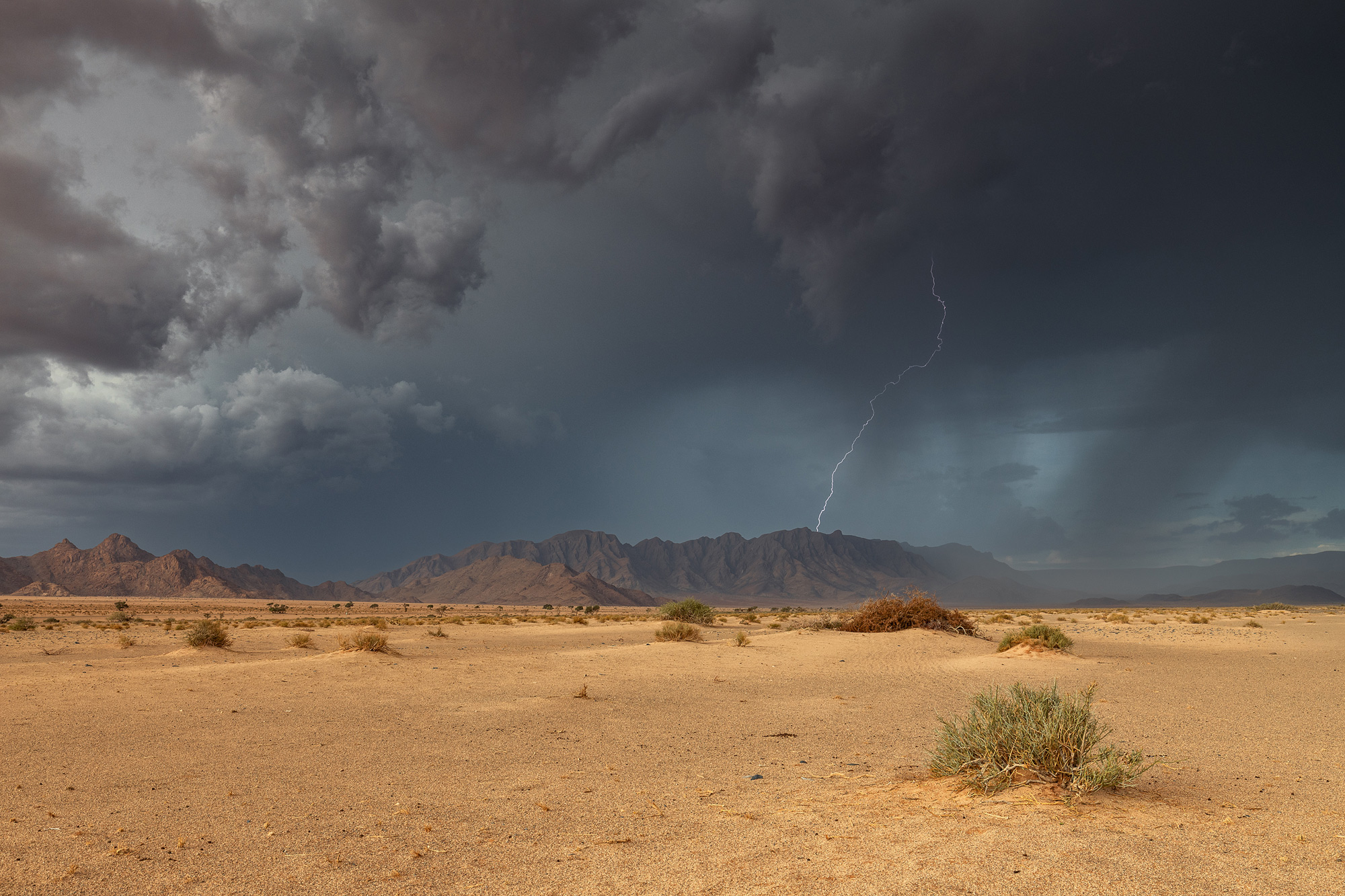Gewitter, Blitz schlägt ein in den Bergen von Sossusvlei, Namibia